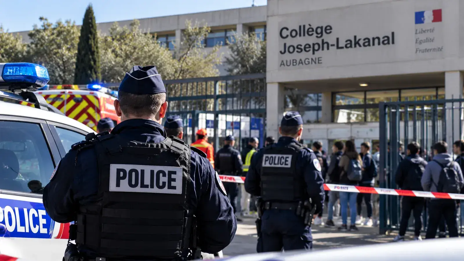 Intervention des forces de l’ordre devant un collège