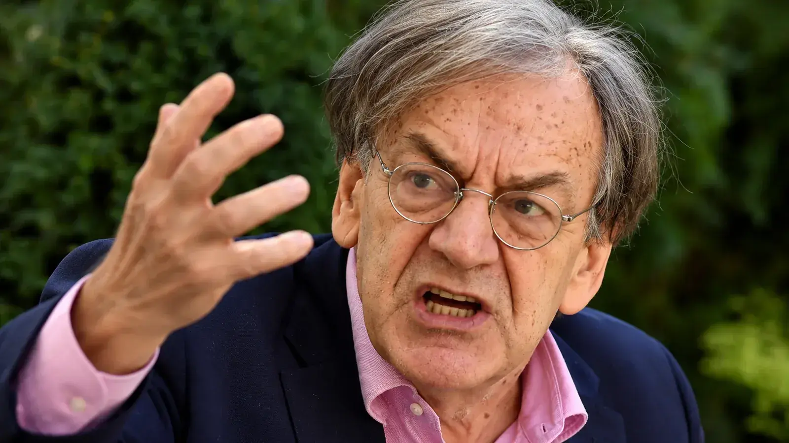 Un intellectuel s’exprime avec véhémence lors d’un débat