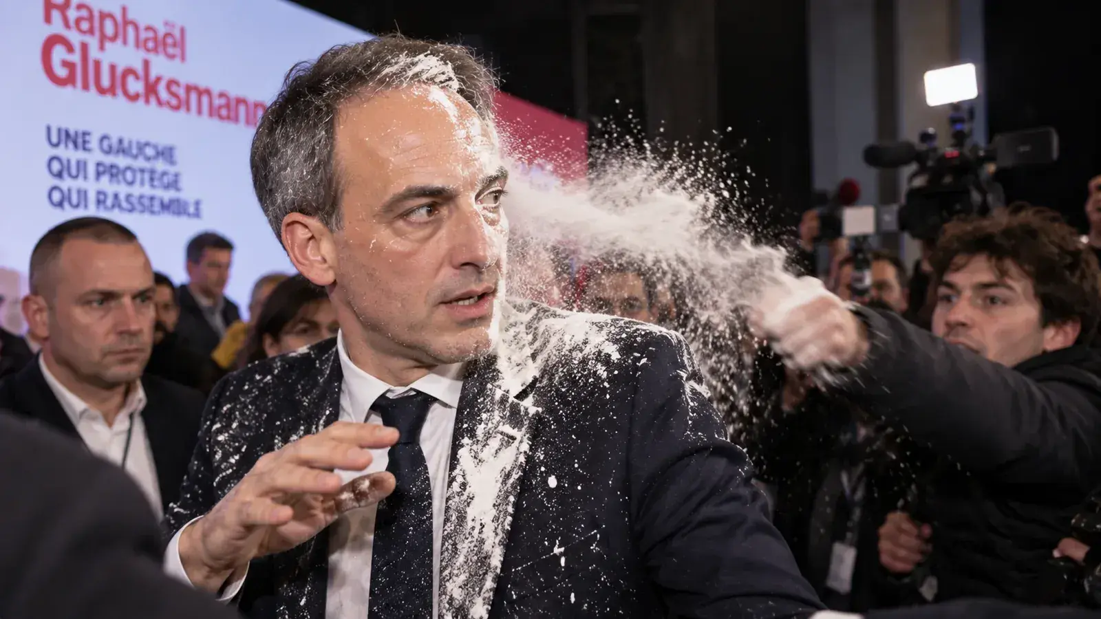 Raphaël Glucksmann recouvert de farine sous les projecteurs