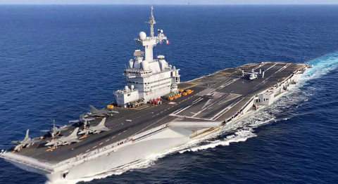 Le porte-avions Charles de Gaulle déployé en Méditerranée