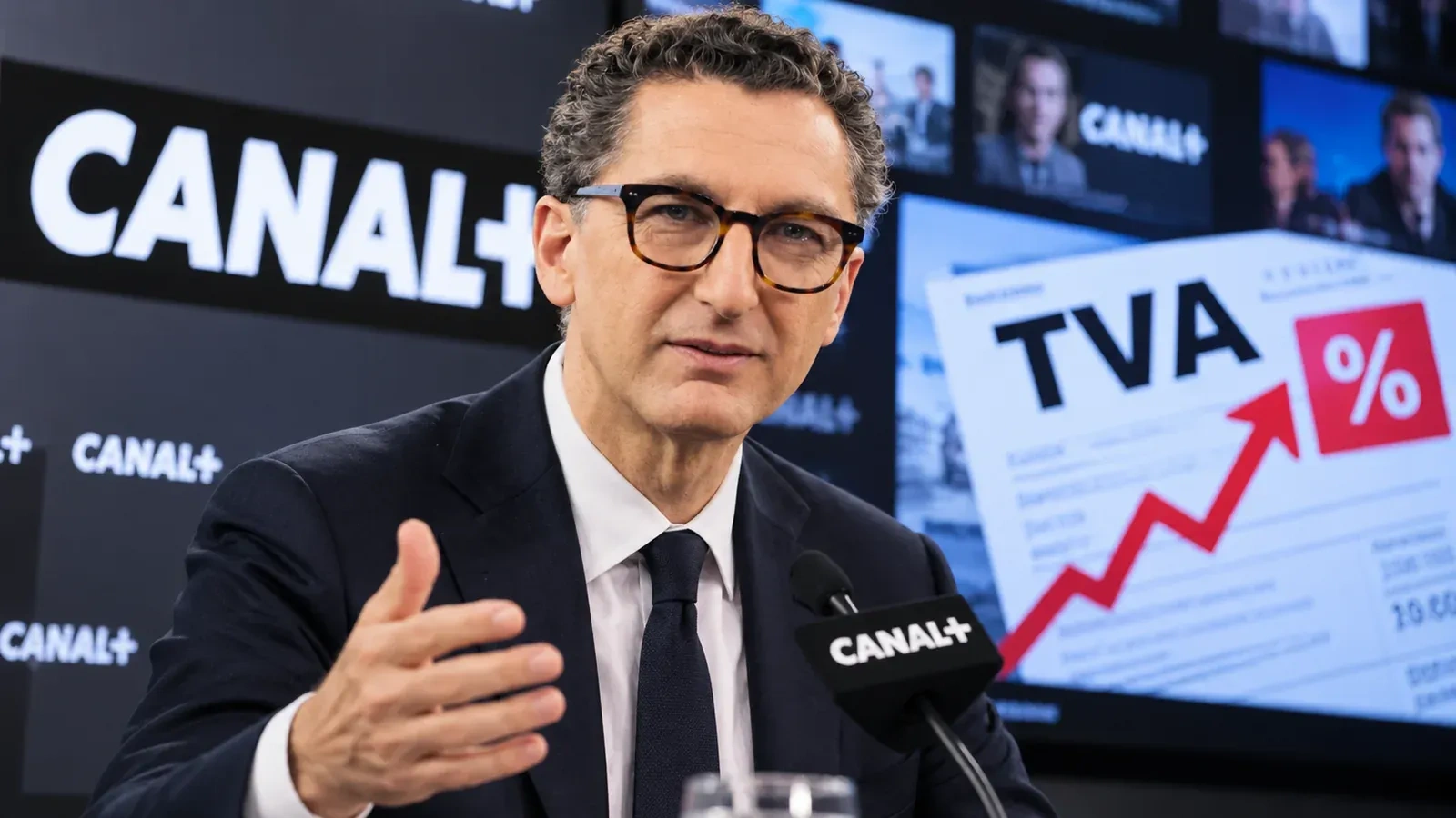 Maxime Saada, président du directoire de Canal+, face aux micros