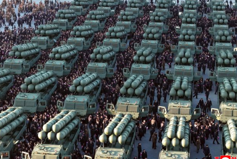 « Avec cette arme, personne ne peut espérer la protection de Dieu » : la Corée du Nord dévoile un imposant lance-missiles nucléaire