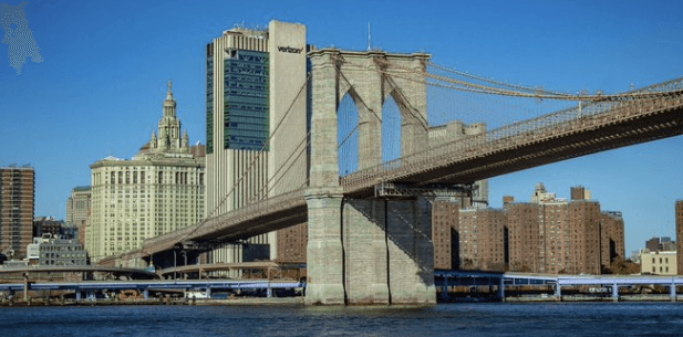 New York : un homme survit après avoir sauté nu du pont de Brooklyn, à plus de 85 mètres de haut