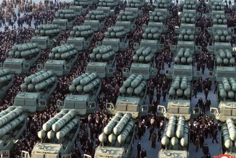 « Avec cette arme, personne ne peut espérer la protection de Dieu » : la Corée du Nord dévoile un imposant lance-missiles nucléaire