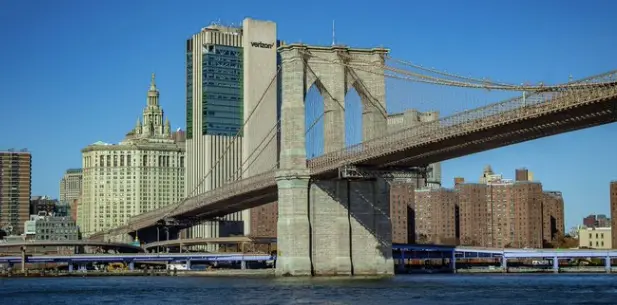 New York : un homme survit après avoir sauté nu du pont de Brooklyn, à plus de 85 mètres de haut