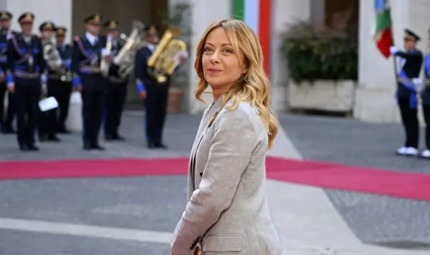Giorgia Meloni bat le record de longévité de Silvio Berlusconi à la tête d’un gouvernement italien