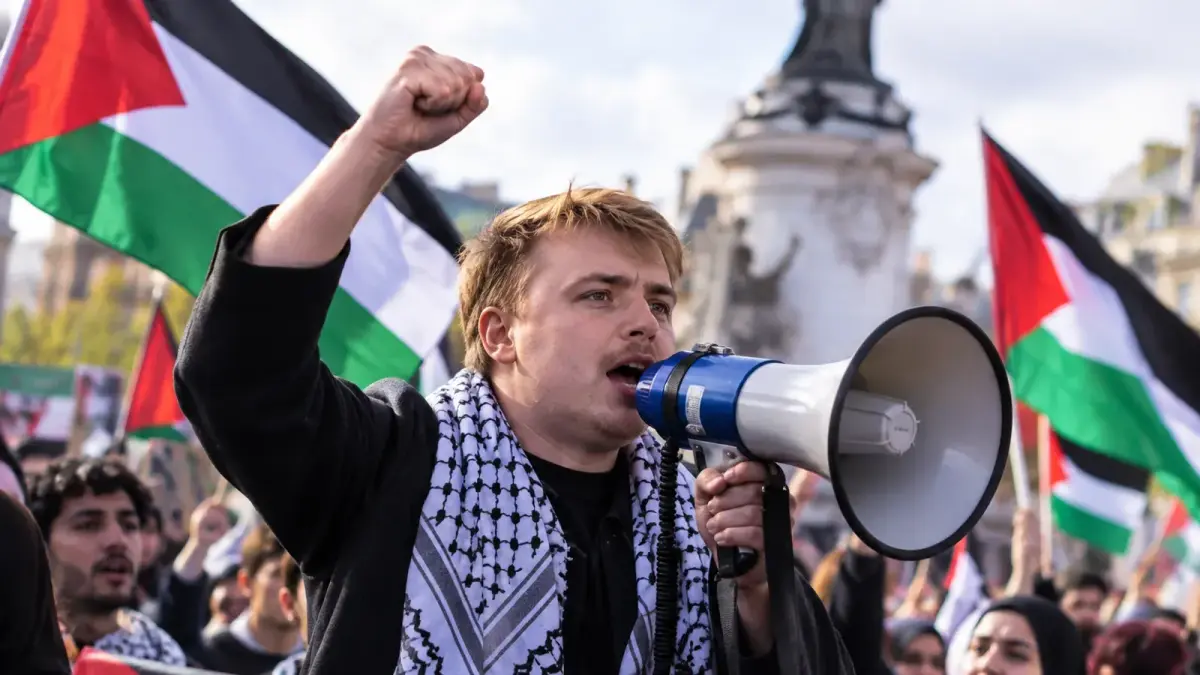Manifestation avec des drapeaux palestiniens