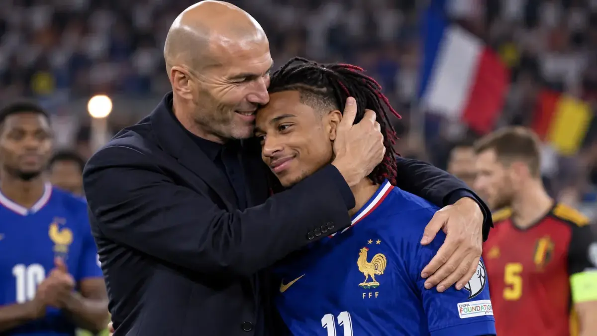Zinédine Zidane serre dans ses bras un joueur de l’équipe de France