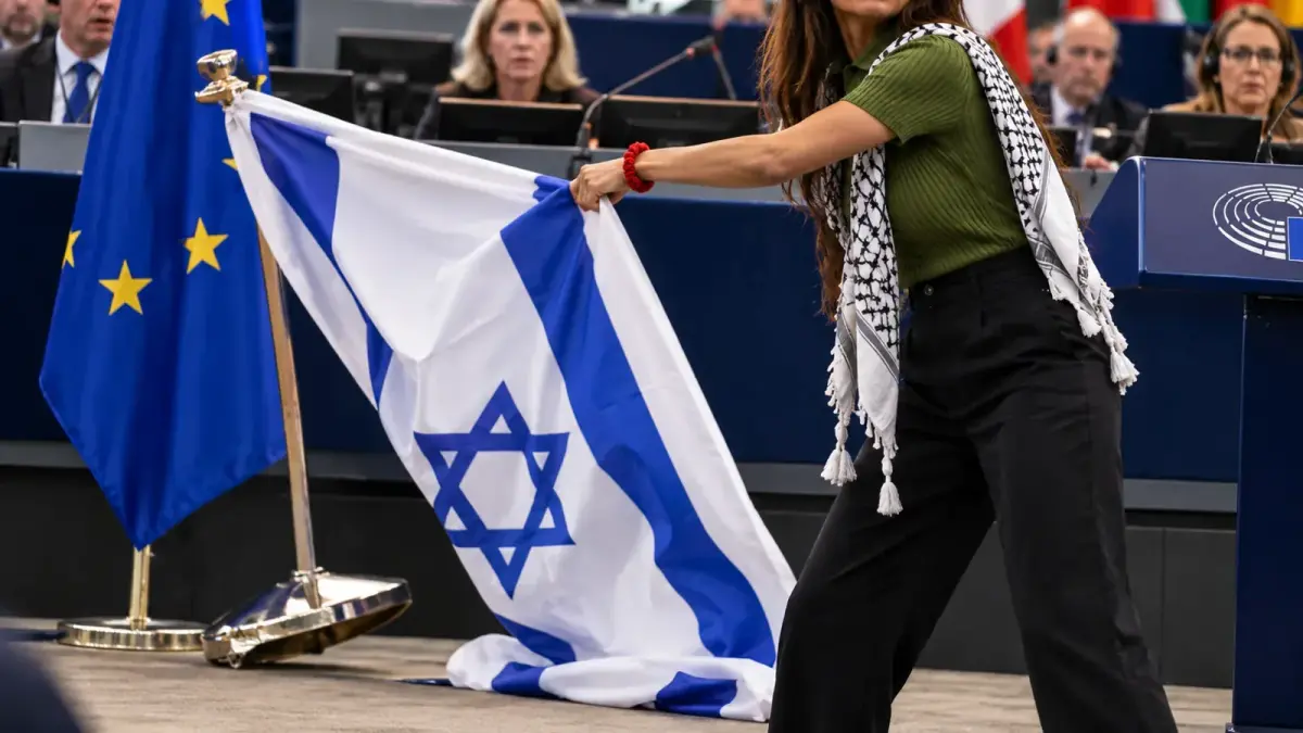 Une eurodéputée tire un drapeau israélien dans l’hémicycle du Parlement européen