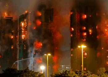 Incendie tragique à Hong Kong : au moins 65 morts, la ville en deuil
