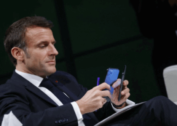Macron veut interdire le portable dans les lycées dès 2026