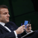 Macron veut interdire le portable dans les lycées dès 2026