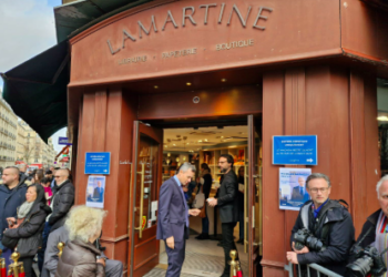 Nicolas Sarkozy crée un bain de foule à Paris pour la sortie de son livre sur son séjour en prison