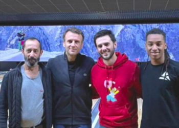 Macron joue au bowling le 24 décembre à Maurepas