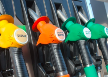 Carburants : les prix à la pompe au plus bas depuis trois ans