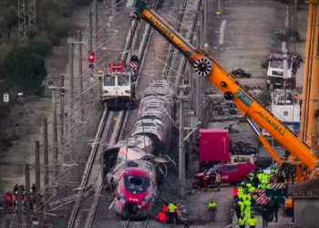 Nouveau accident ferroviaire en Espagne : un train de banlieue percute une grue
