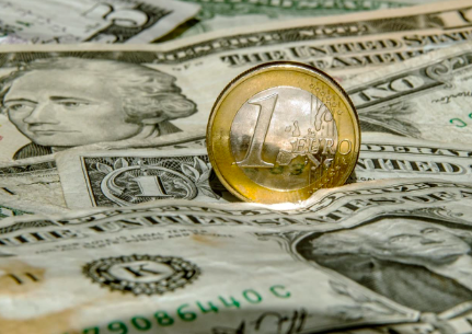 L’euro dépasse 1,20 dollar pour la première fois depuis 2021
