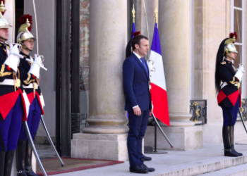 « J’attends simplement mon contrat » : l’étudiante qui avait tendu son CV à Emmanuel Macron décroche un stage à l’Élysée