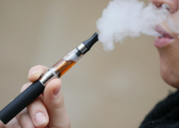 Vapoter n’est pas anodin : l’Anses alerte sur des risques cardiovasculaires, respiratoires et possibles effets cancérogènes, même sans nicotine