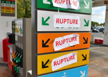 Stations-service prises d’assaut : la pénurie de carburant inquiète en France