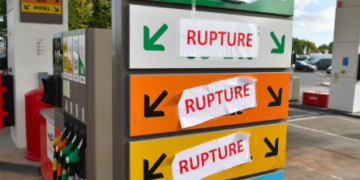 Stations-service prises d’assaut : la pénurie de carburant inquiète en France