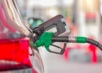 Essence : pourquoi le pétrole flambe mais les prix à la pompe tardent à monter