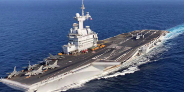 Le porte-avions Charles de Gaulle déployé en Méditerranée