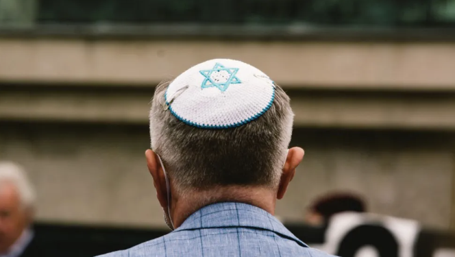 “Sales juifs” : un homme interpellé après des insultes en terrasse à Paris