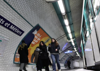 Paris : un mineur attaqué à la machette dans le métro