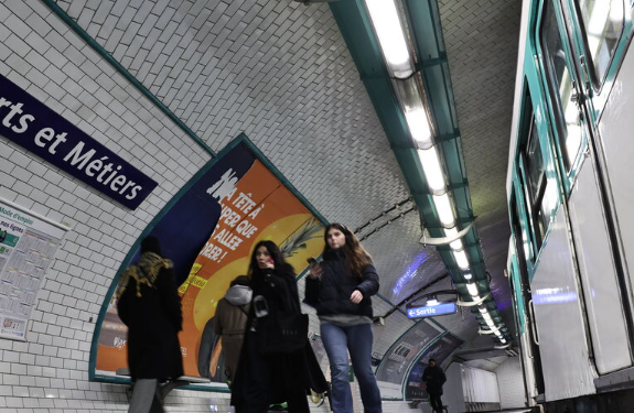 Paris : un mineur attaqué à la machette dans le métro