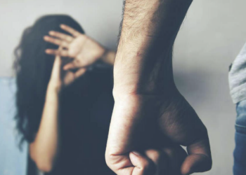 “Elle se défend avec un couteau” : une femme victime de violences conjugales blesse son compagnon à Paris