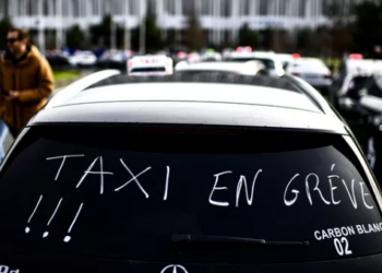 “C’est devenu impossible” : les taxis étranglés par l’explosion du prix du carburant