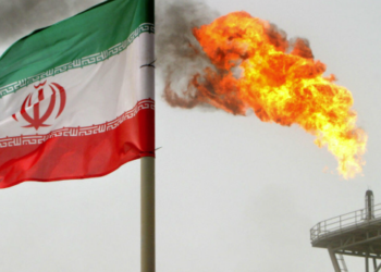 “Le pétrole s’envole” : les tensions entre les États-Unis et l’Iran font bondir les prix