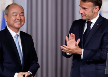 “Il m’a presque forcé !” : le patron de SoftBank raconte comment Macron l’a convaincu d’investir 75 milliards d’euros en France