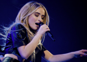 “Il croit que je l’attends” : Sabrina Carpenter confrontée à un homme qui tentait d’entrer chez elle