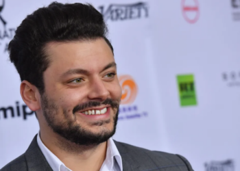 “Cap sur les États-Unis” : Kev Adams quitte temporairement Mask Singer pour tenter sa chance dans une émission culte américaine