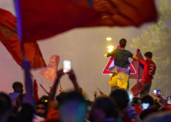 France – Maroc : des feux d’artifice près de l’hôtel des Bleus avant le quart de finale