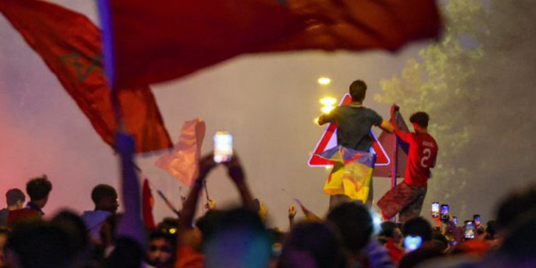 France – Maroc : des feux d’artifice près de l’hôtel des Bleus avant le quart de finale