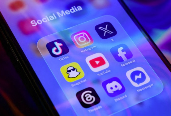 Réseaux sociaux interdits aux moins de 15 ans : le Parlement adopte définitivement la loi