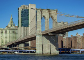 New York : un homme survit après avoir sauté nu du pont de Brooklyn, à plus de 85 mètres de haut