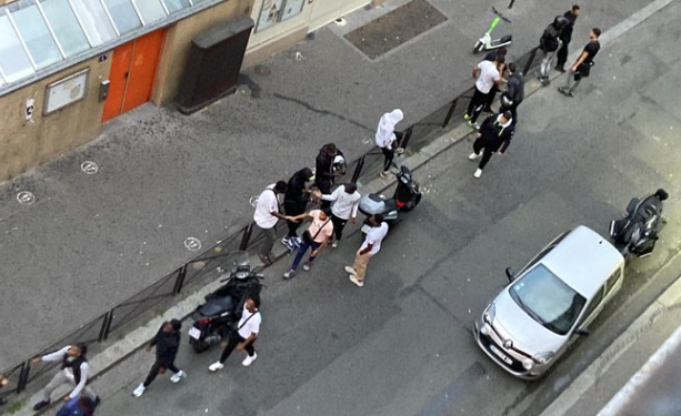 « C’est l’enfer, ils sont armés » : jusqu’à 20 dealers s’installent devant une école maternelle à Paris