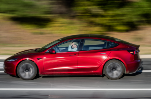 Tesla bientôt autorisée à conduire « toute seule » en France ? Le FSD entre dans une phase décisive